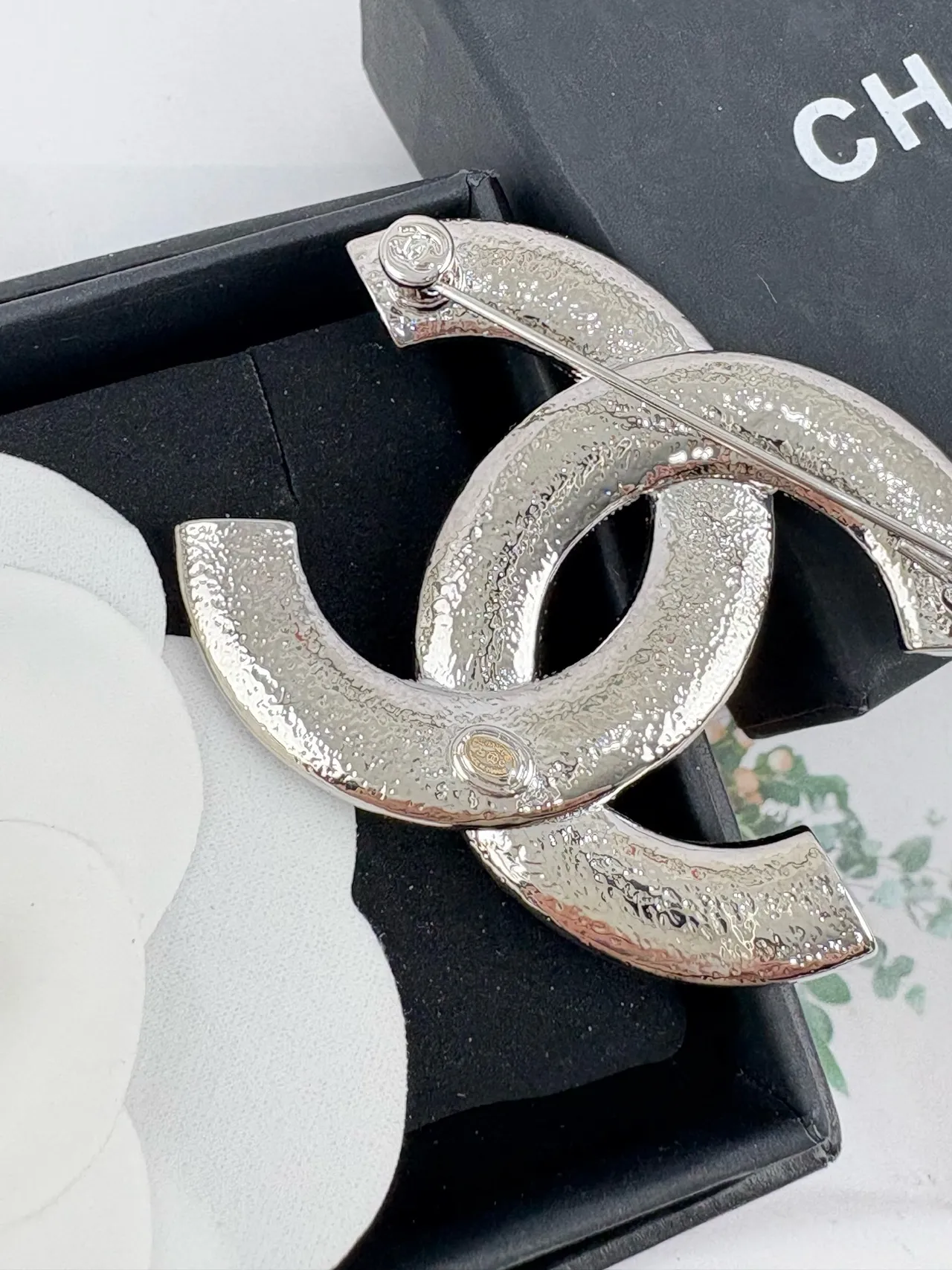 Chanel CC ক্রিস্টাল ব্রোচ রূপালী এবং সাদা এনামেল ব্রোচ 2