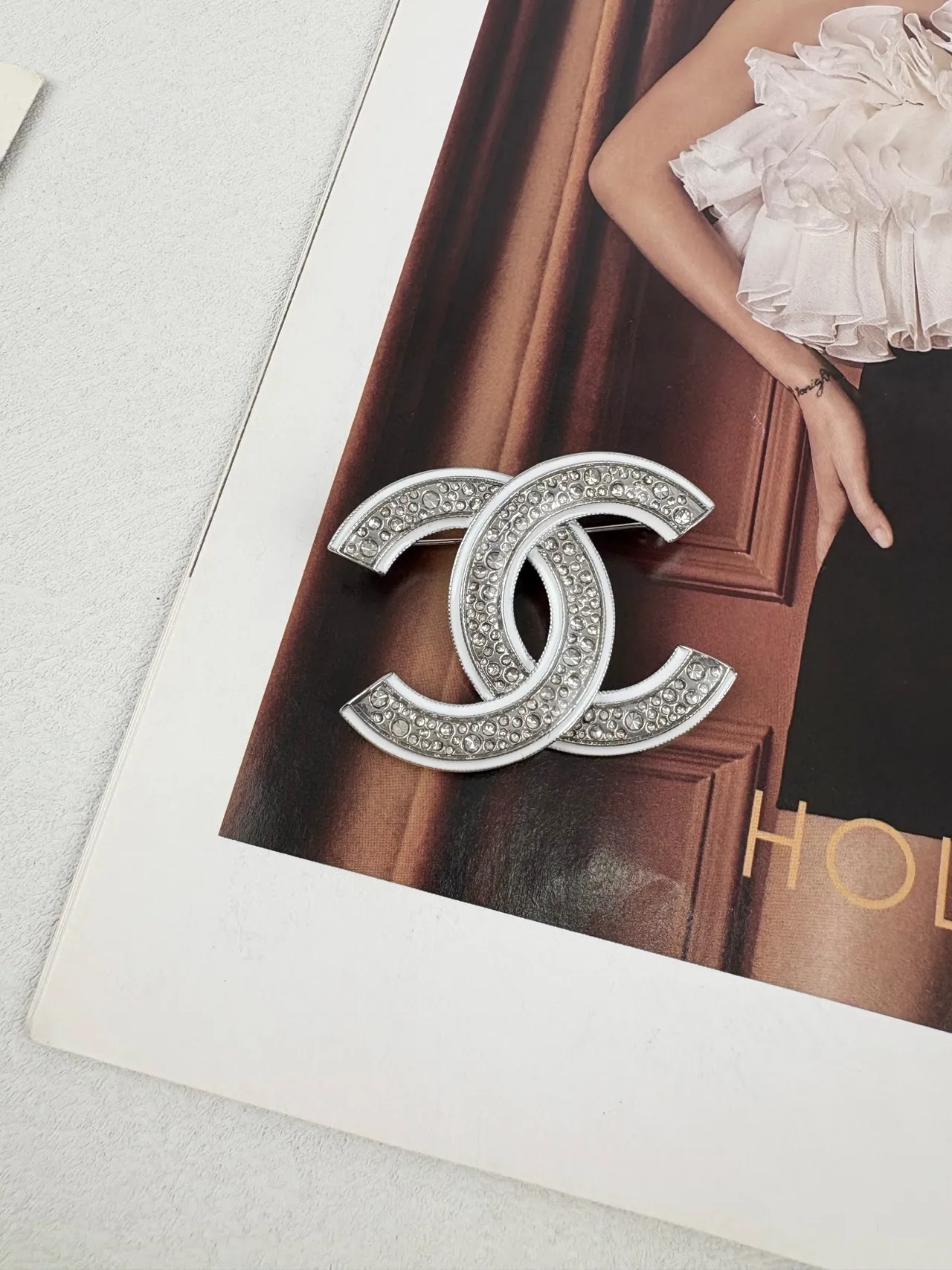 Chanel CC ক্রিস্টাল ব্রোচ রূপালী এবং সাদা এনামেল ব্রোচ 3