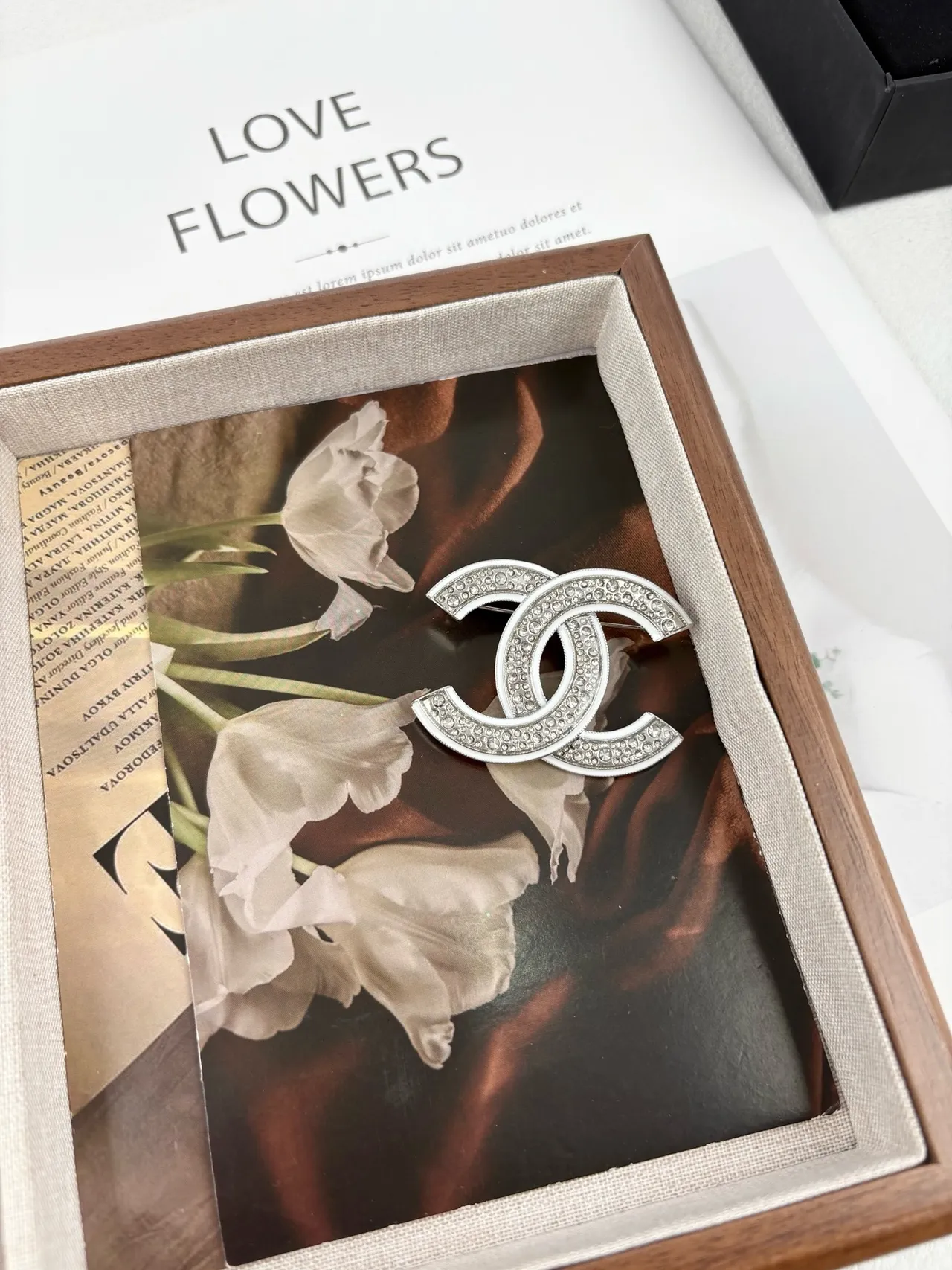 Chanel CC ক্রিস্টাল ব্রোচ রূপালী এবং সাদা এনামেল ব্রোচ 4