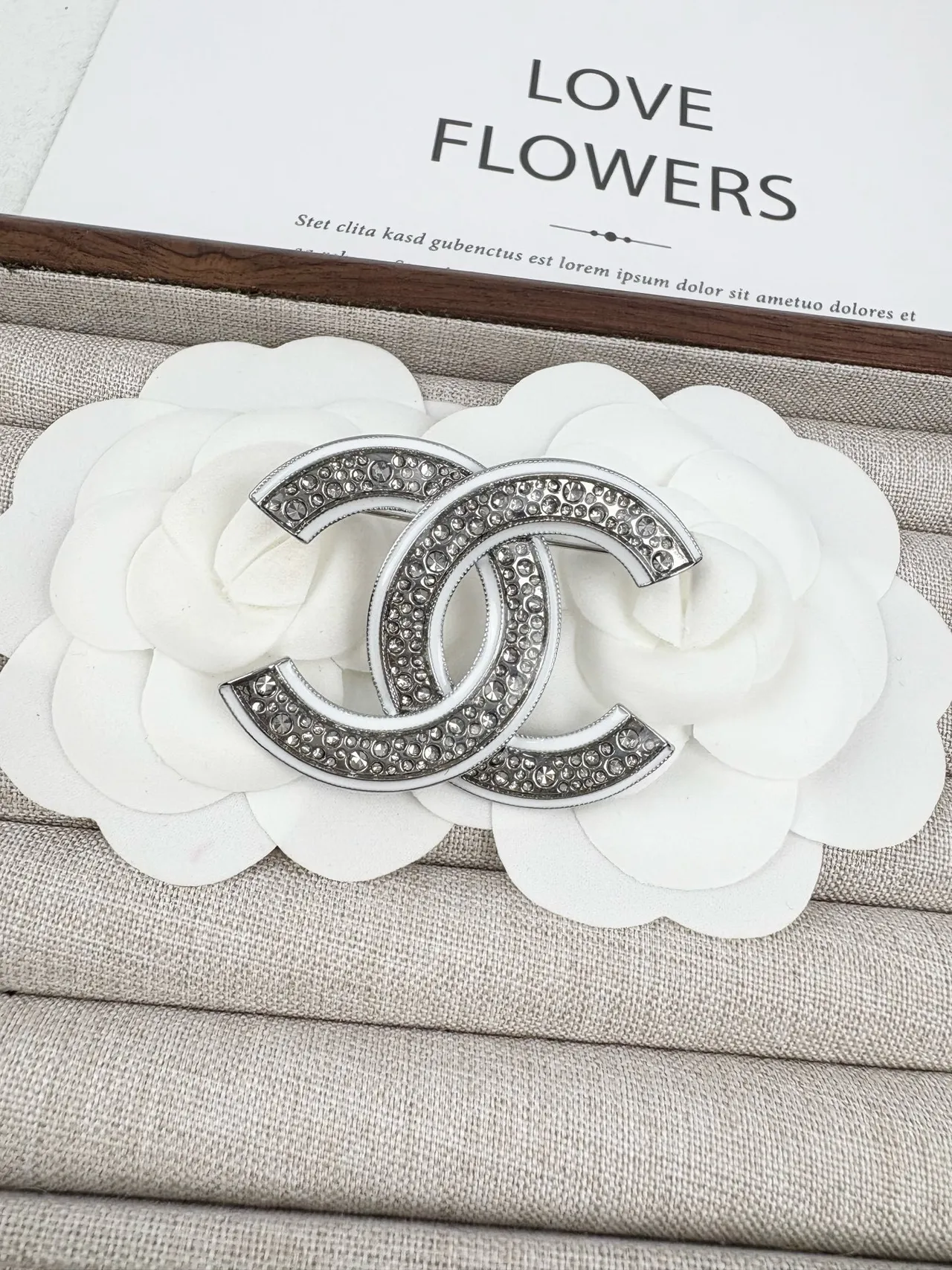 Chanel CC ক্রিস্টাল ব্রোচ রূপালী এবং সাদা এনামেল ব্রোচ 5