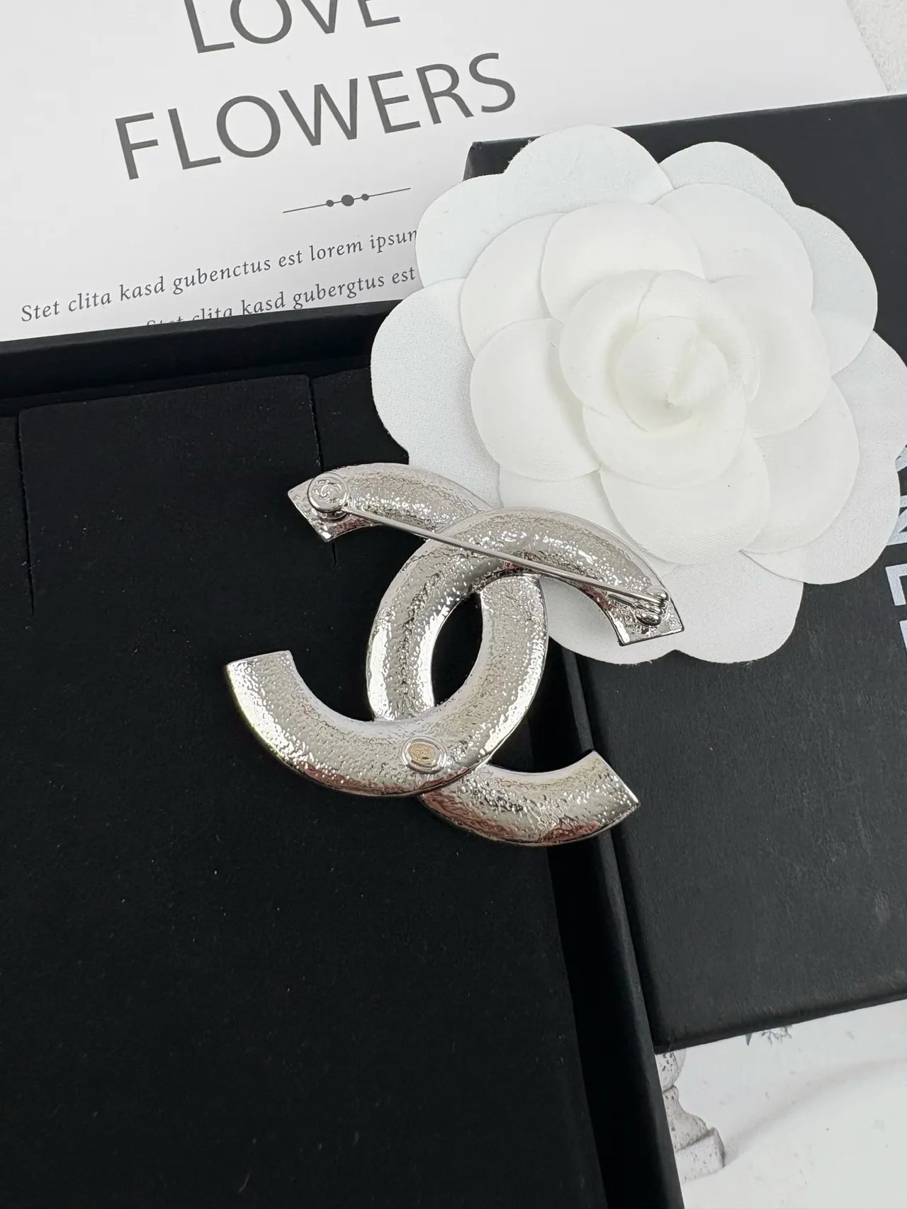 Chanel CC ক্রিস্টাল ব্রোচ রূপালী এবং সাদা এনামেল ব্রোচ 6
