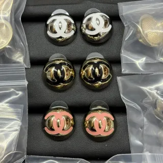 Chanel CC Logo Brincos Redondos Esmalte Preto Dourado Domado