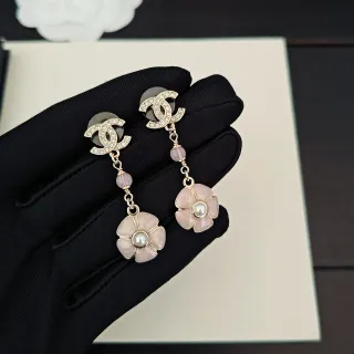 Chanel CC Logo كريستال وأقراط لؤلؤ وردية زهورية