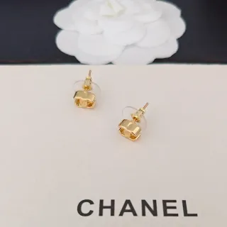 Chanel CC Logo أقراط مسمارية مستطيلة ذهبية اللون