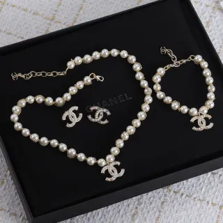 Chanel CC Logo مجموعة اللؤلؤ ذهب أبيض سلسلة مزينة بالكريستال قلادة