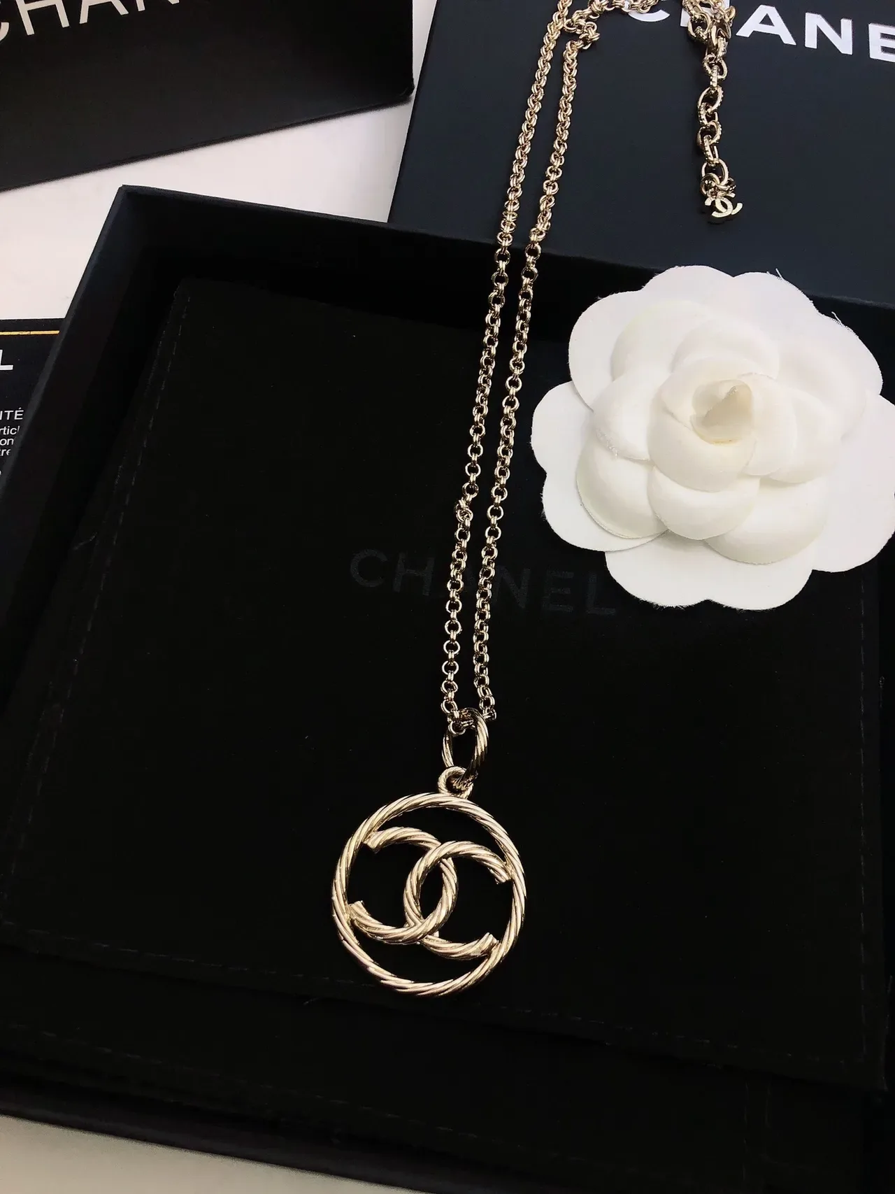 Colar Chanel CC Pendente Corrente Dourada Branca Trançada 2