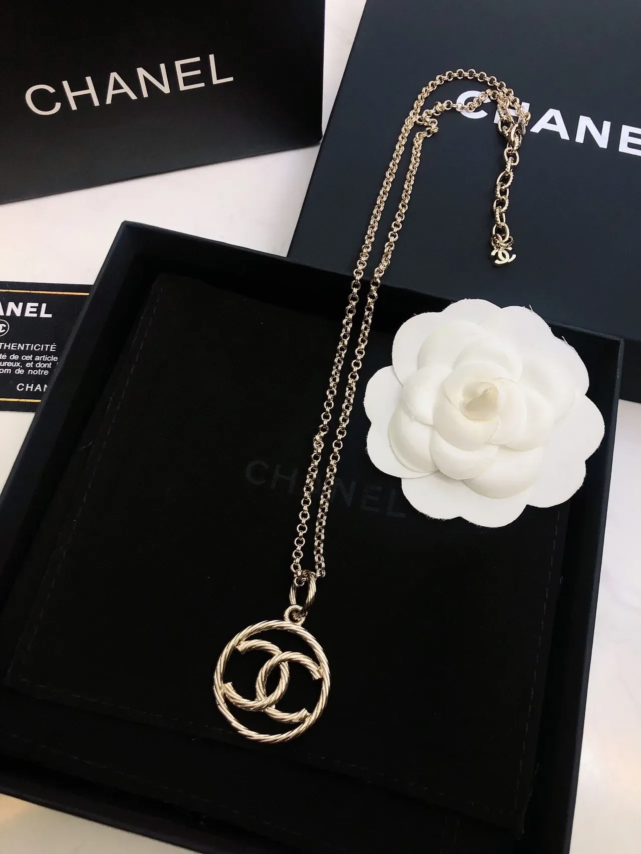 Colar Chanel CC Pendente Corrente Dourada Branca Trançada 3