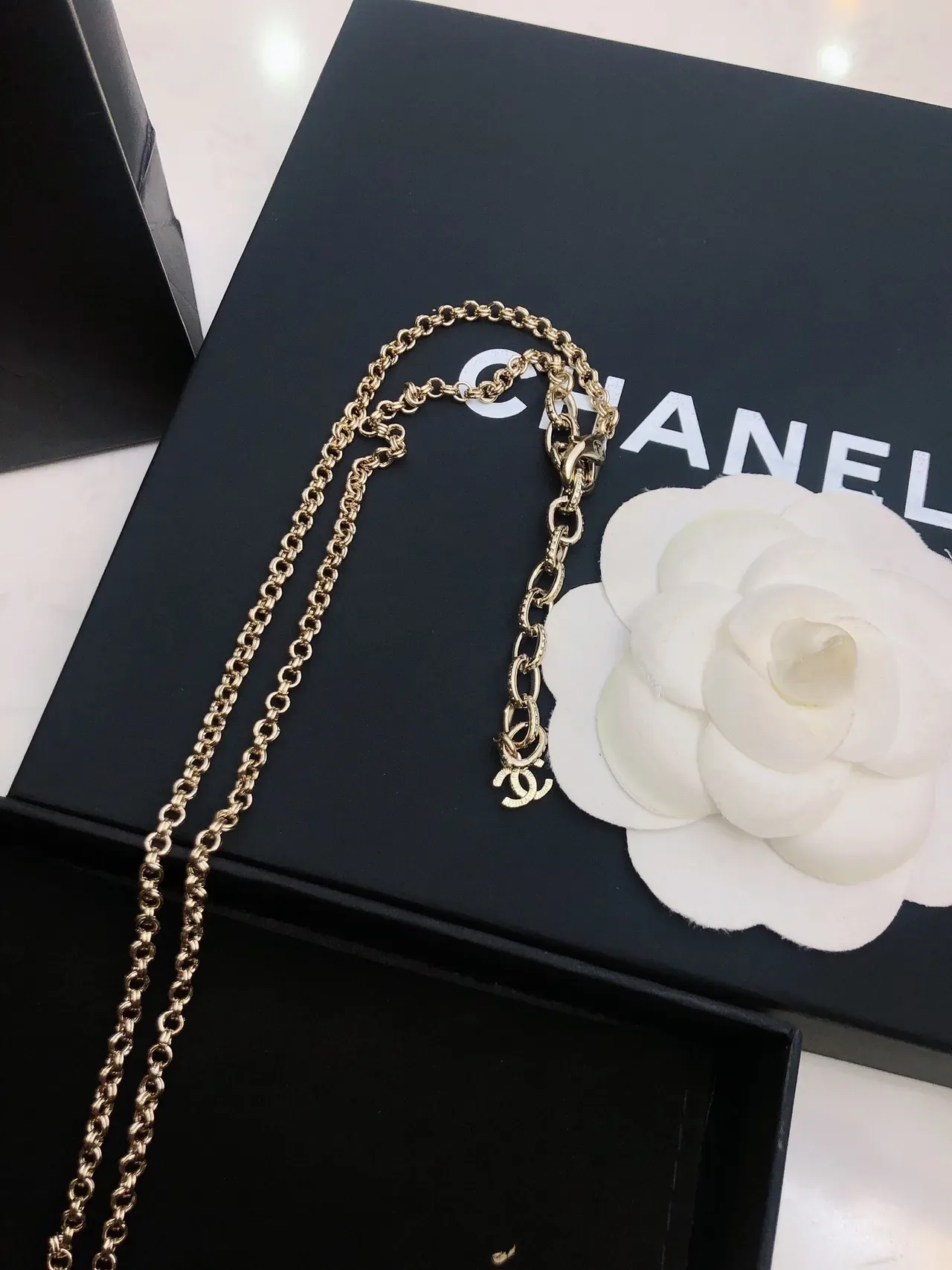 Colar Chanel CC Pendente Corrente Dourada Branca Trançada 4