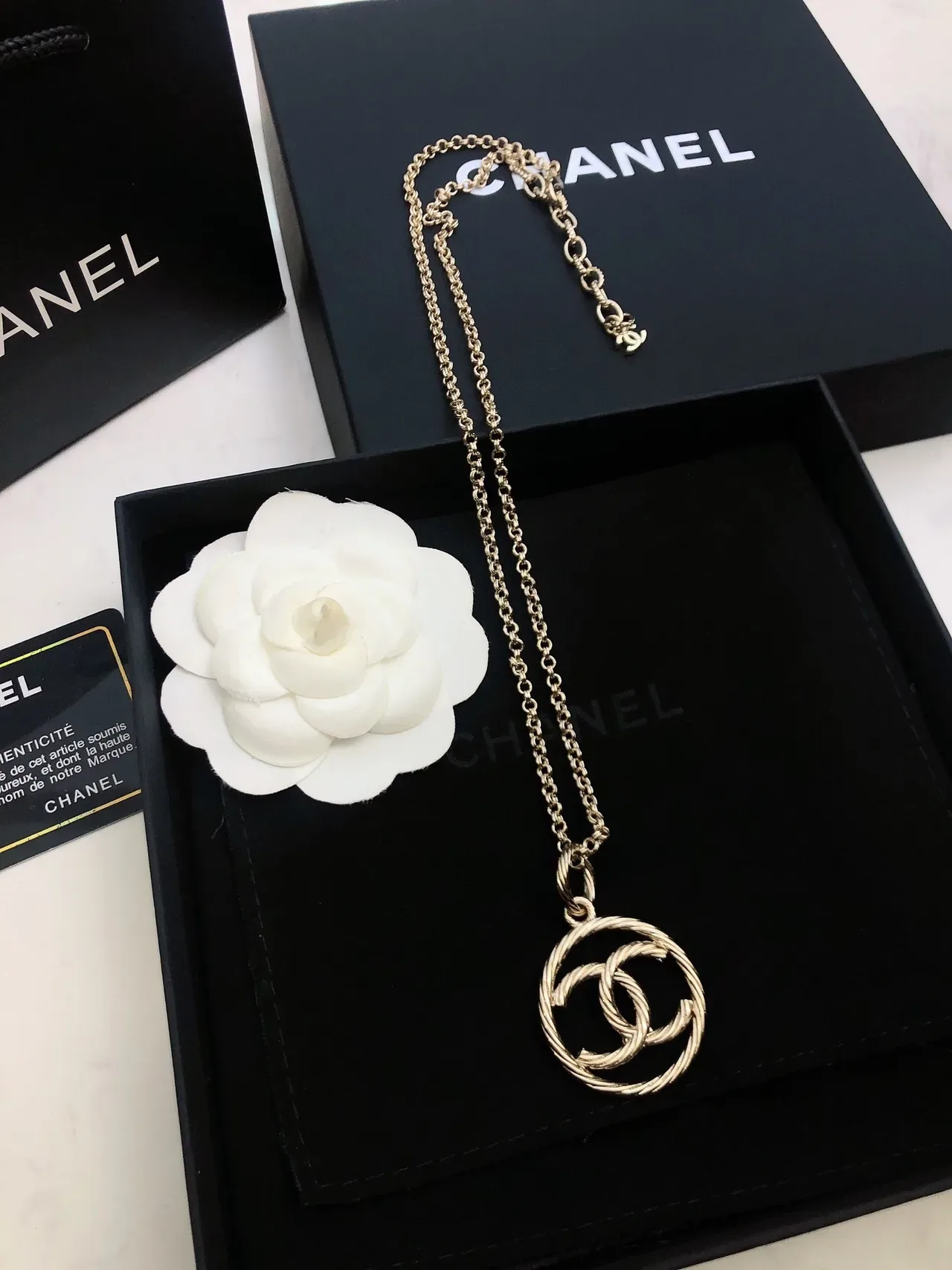 Colar Chanel CC Pendente Corrente Dourada Branca Trançada 5