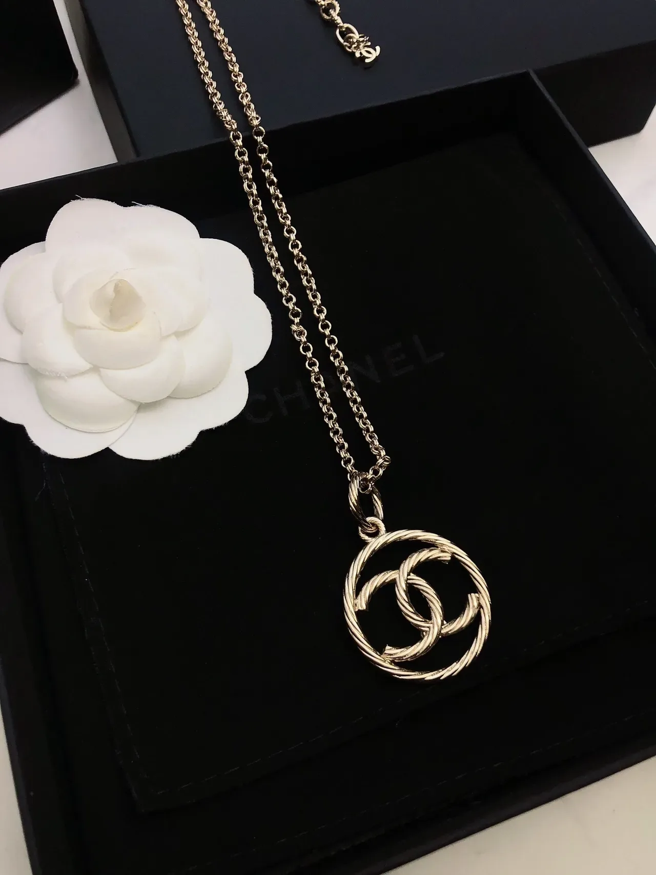 Colar Chanel CC Pendente Corrente Dourada Branca Trançada 6