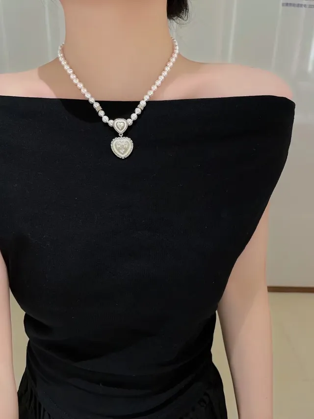 Chanel Coeur Beige colar com corrente de pérolas prateadas e pingente de coração duplo 2