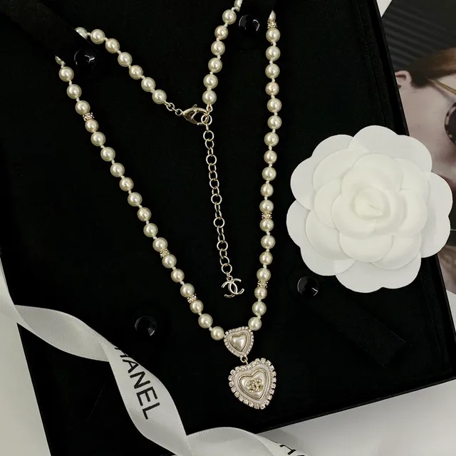 Chanel Coeur Beige colar com corrente de pérolas prateadas e pingente de coração duplo 7
