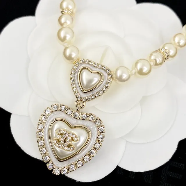Chanel Coeur Beige colar com corrente de pérolas prateadas e pingente de coração duplo 8