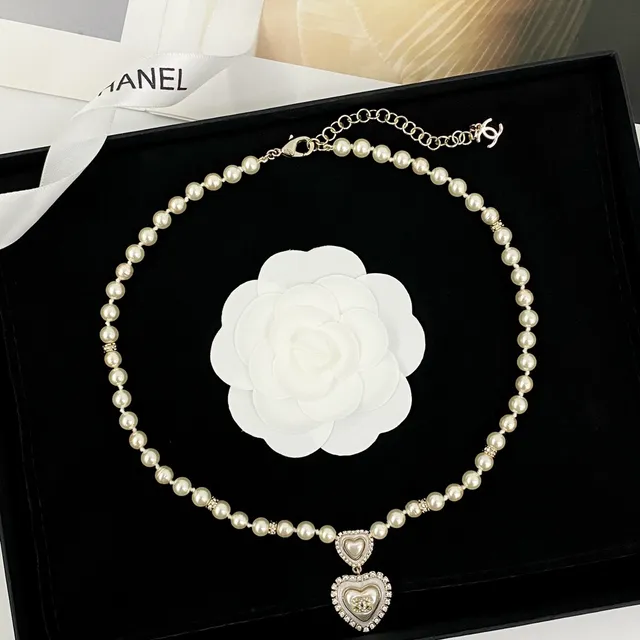 Chanel Coeur Beige colar com corrente de pérolas prateadas e pingente de coração duplo 9
