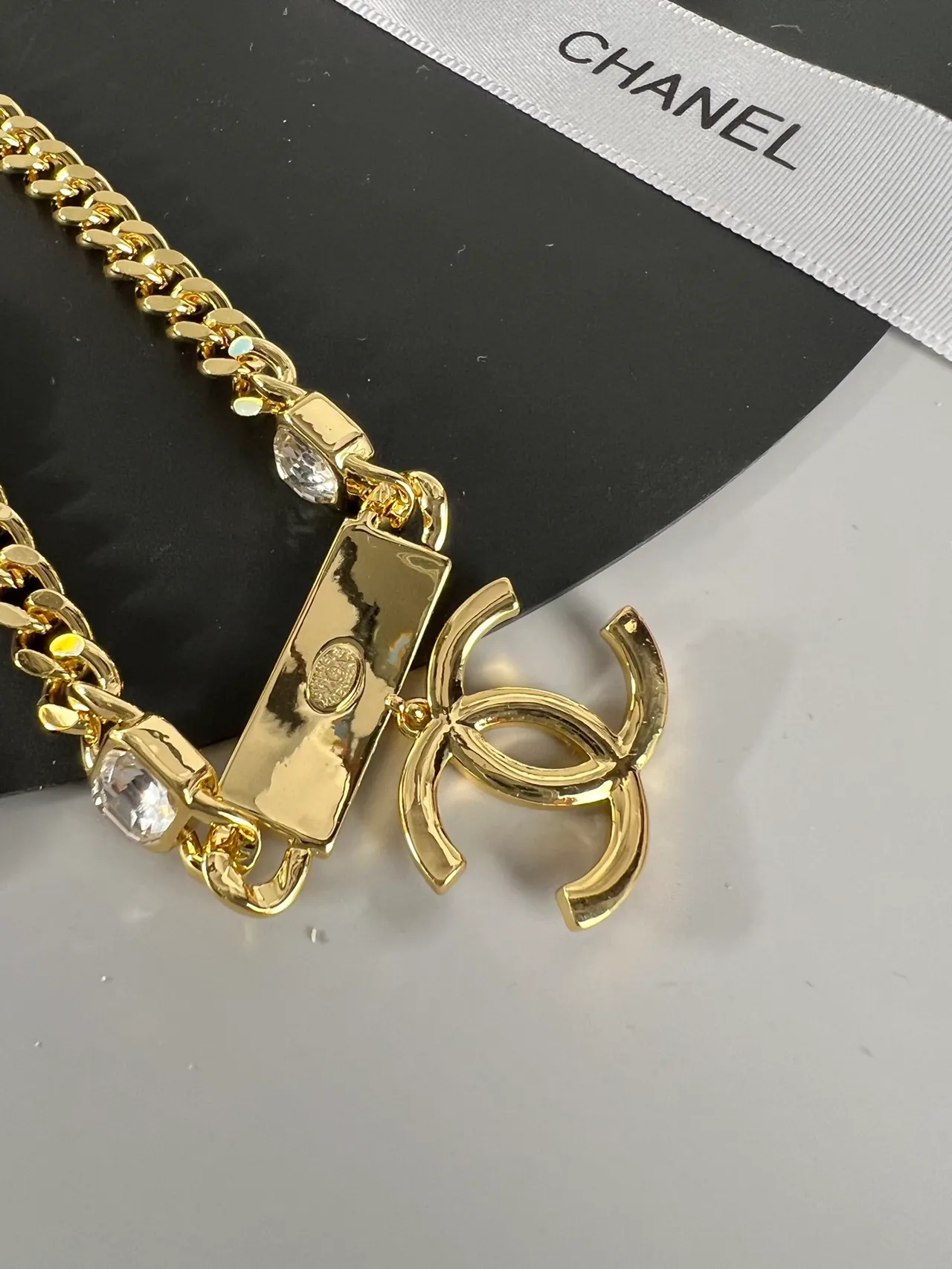 Collar choker Chanel con cadena curb dorada y colgante de cristal CC 2