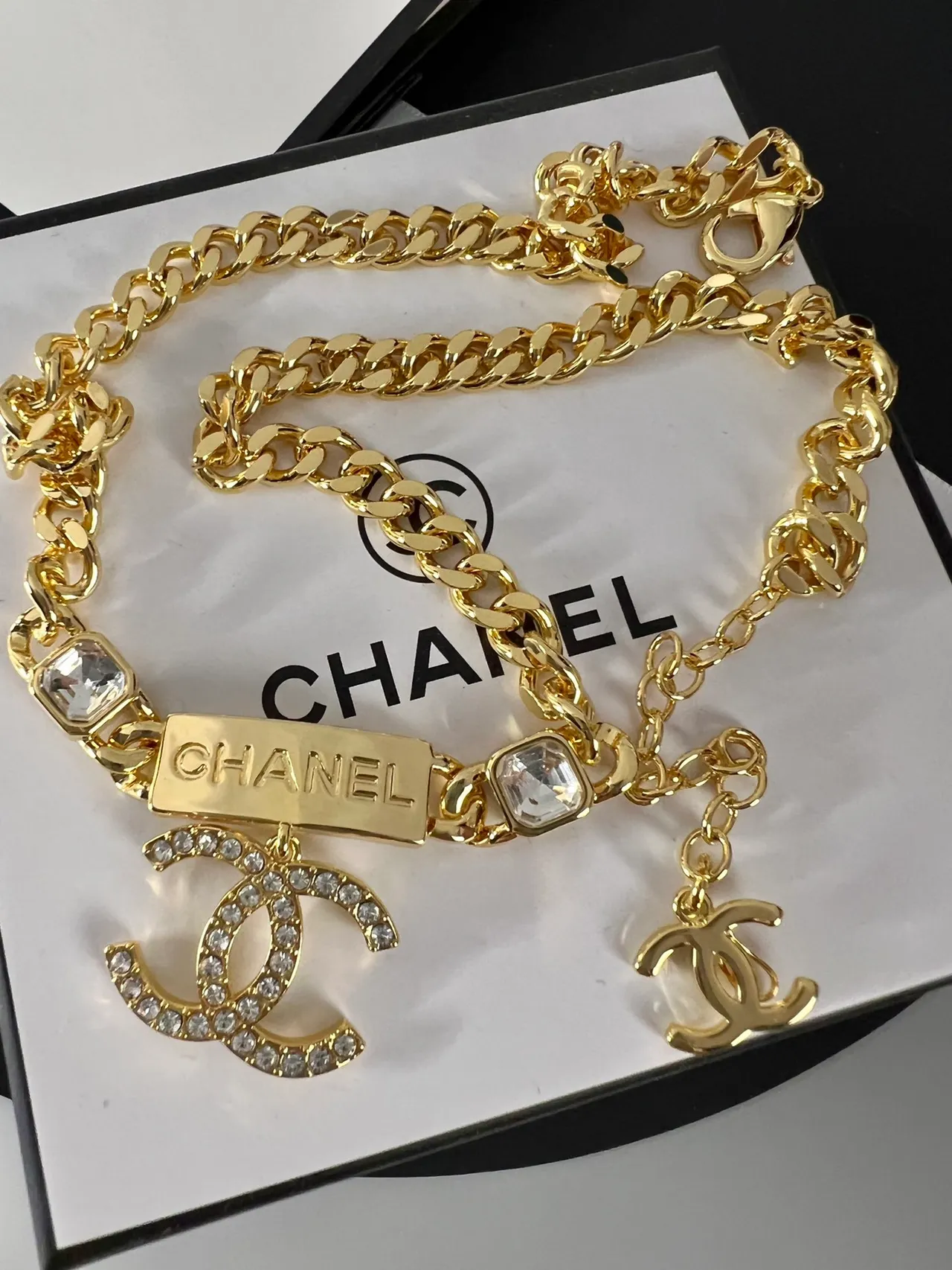 Collar choker Chanel con cadena curb dorada y colgante de cristal CC 3