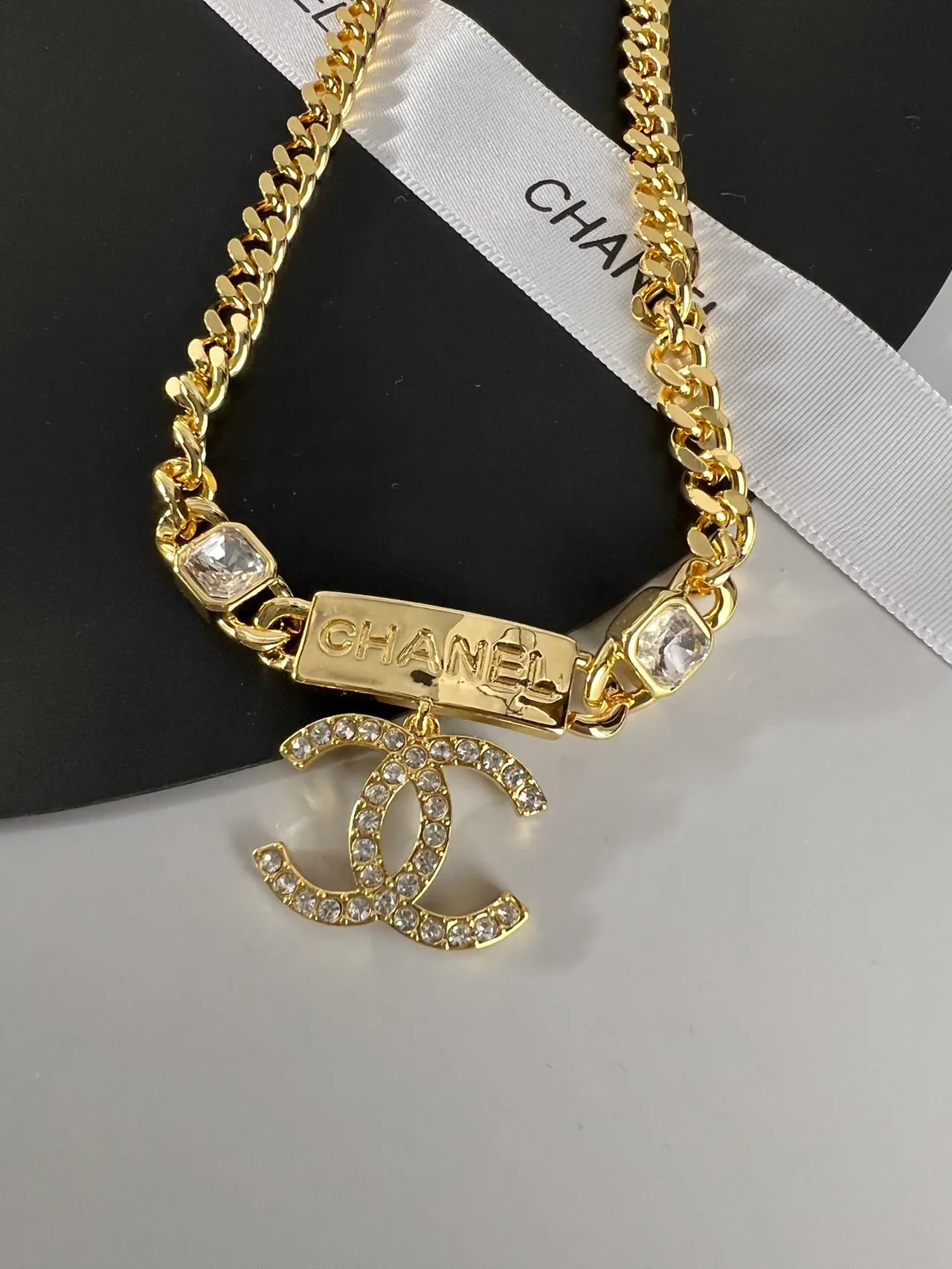 Collar choker Chanel con cadena curb dorada y colgante de cristal CC 4