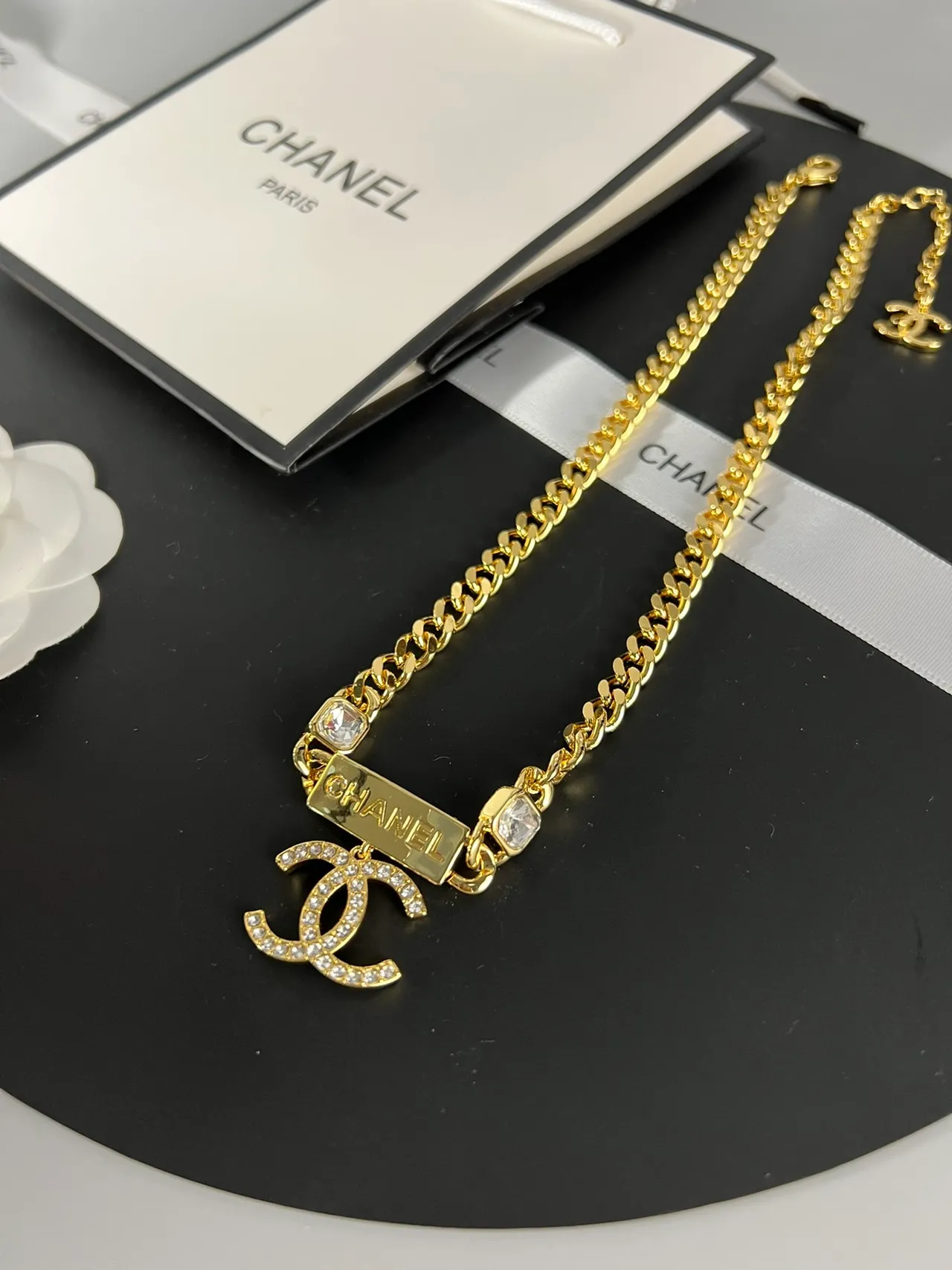 Collar choker Chanel con cadena curb dorada y colgante de cristal CC 5
