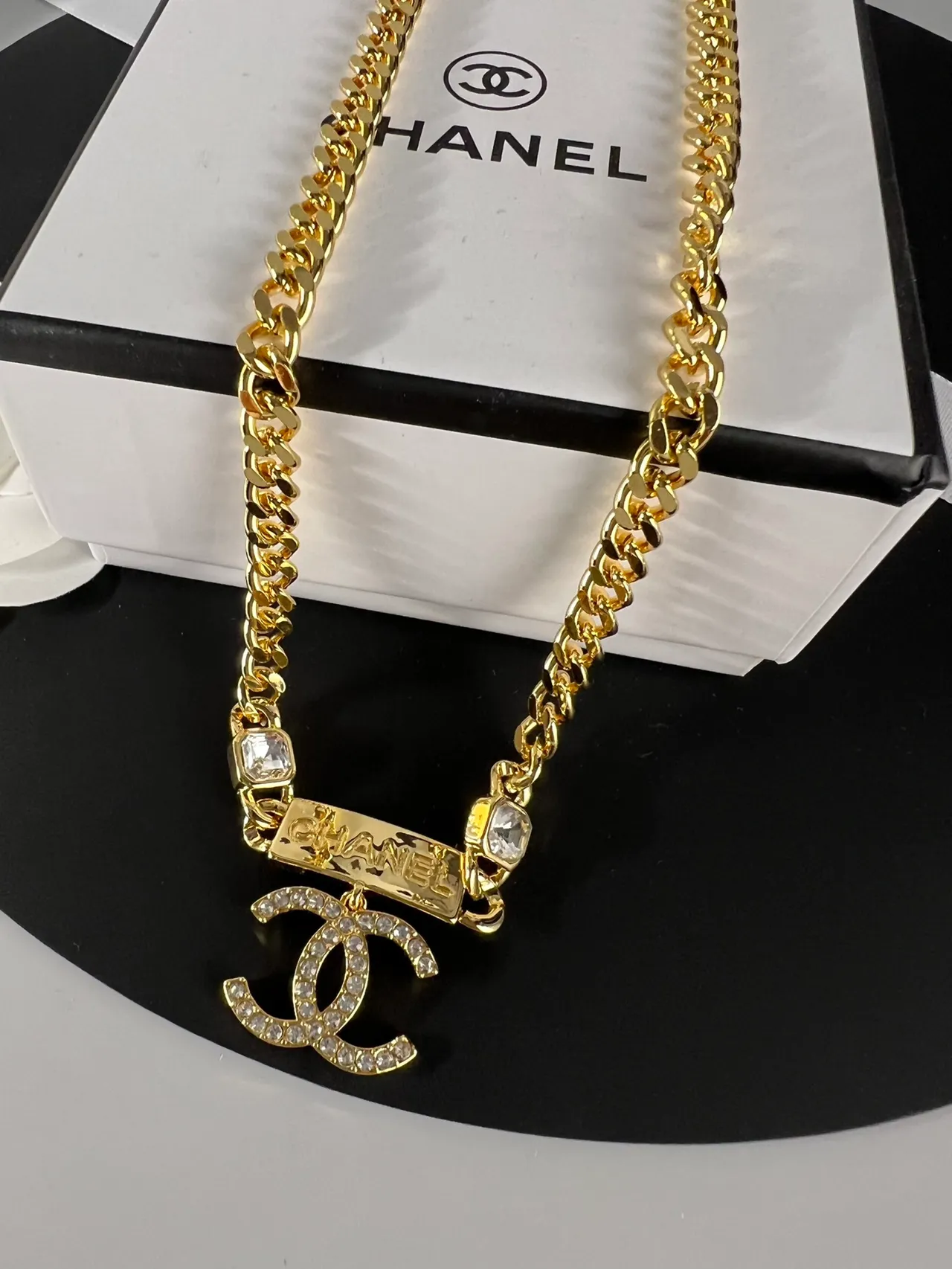 Collar choker Chanel con cadena curb dorada y colgante de cristal CC 6