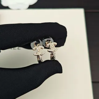 أقراط شانيل ذهب فضة Pavé-Crystal Interlocking CC Logo