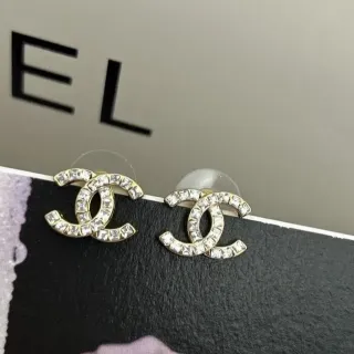 Brincos Chanel Interlocking CC Pavé de Cristal