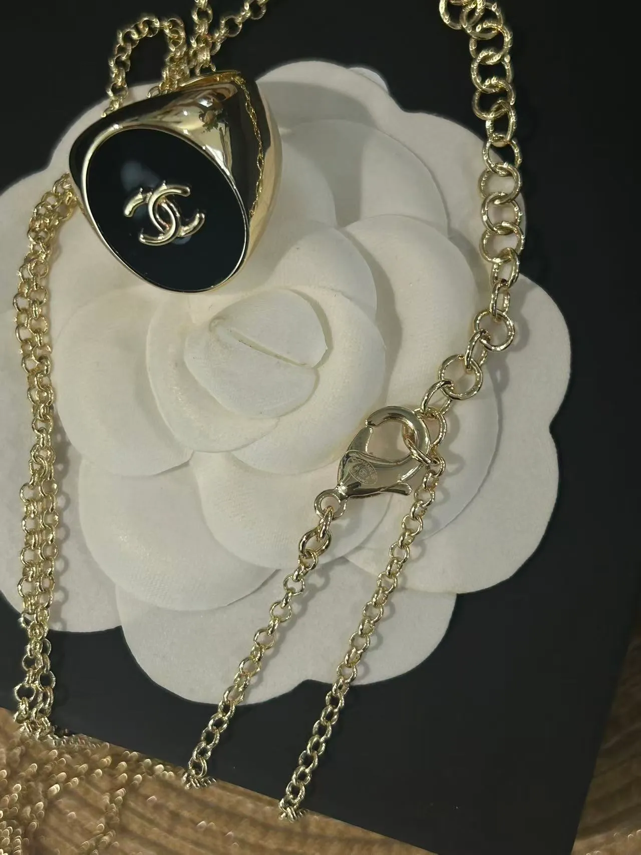 Colares Chanel assimétricos dourados em camadas 2