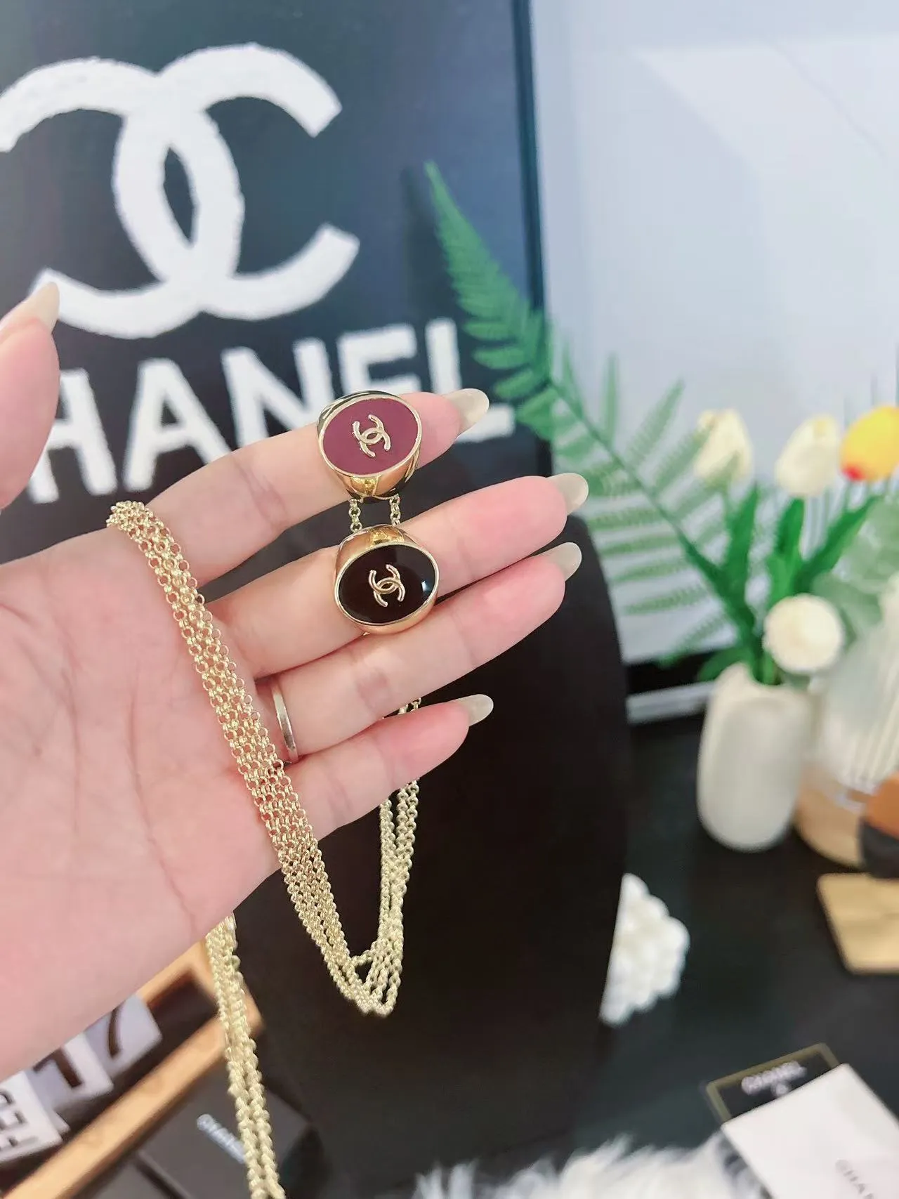 Colares Chanel assimétricos dourados em camadas 3