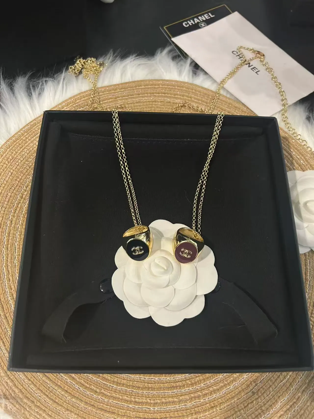 Colares Chanel assimétricos dourados em camadas 4