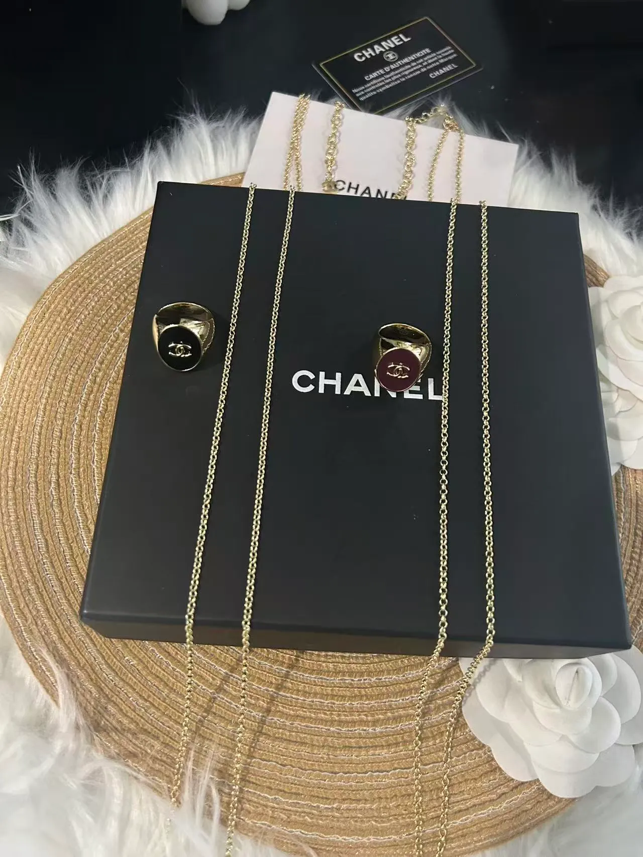 Colares Chanel assimétricos dourados em camadas 5