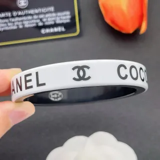 Chanel Logo Bangle Branco e Preto