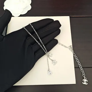 Chanel قلادة سلسلة فضية متعددة التشام Drop