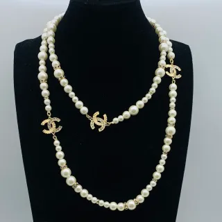 Chanel मोती और क्रिस्टल इंटरलॉकिंग सीसी लोगो डबल-स्ट्रैंड नेकलेस