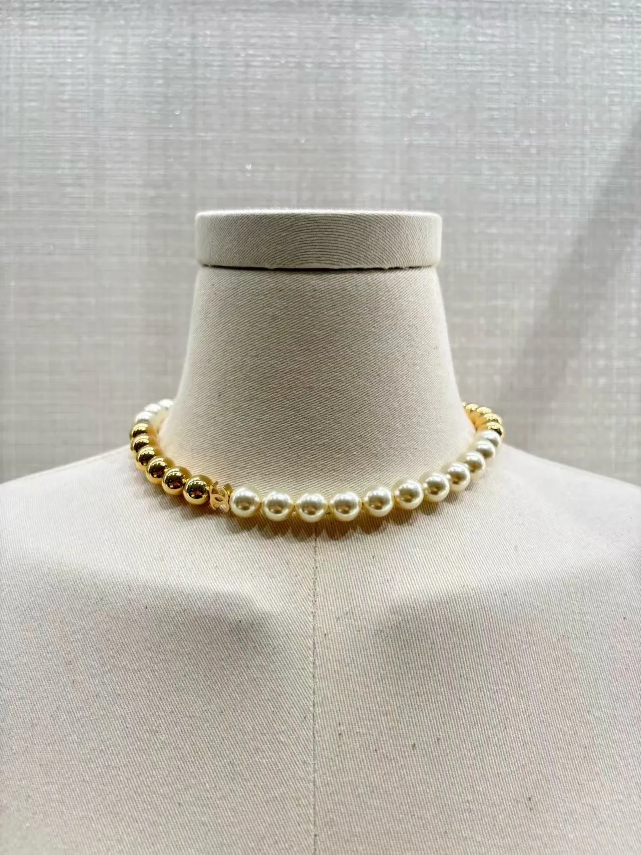 Chanel قلادة لؤلؤ وخرز ذهبي اللون 2