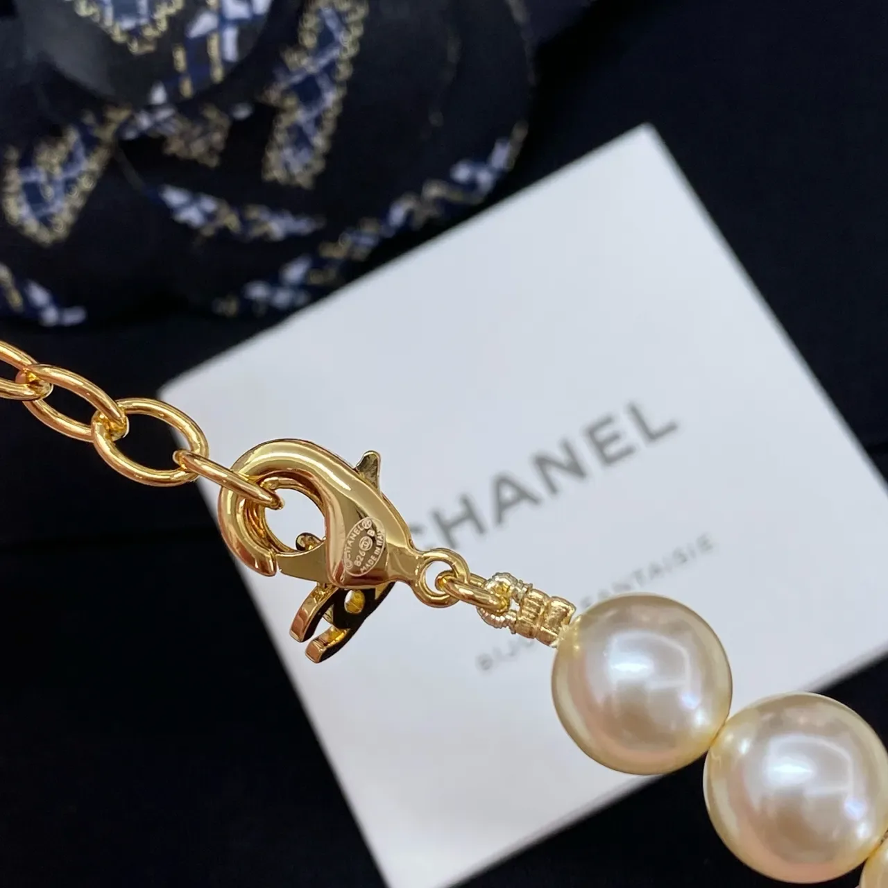 Chanel قلادة لؤلؤ وخرز ذهبي اللون 3