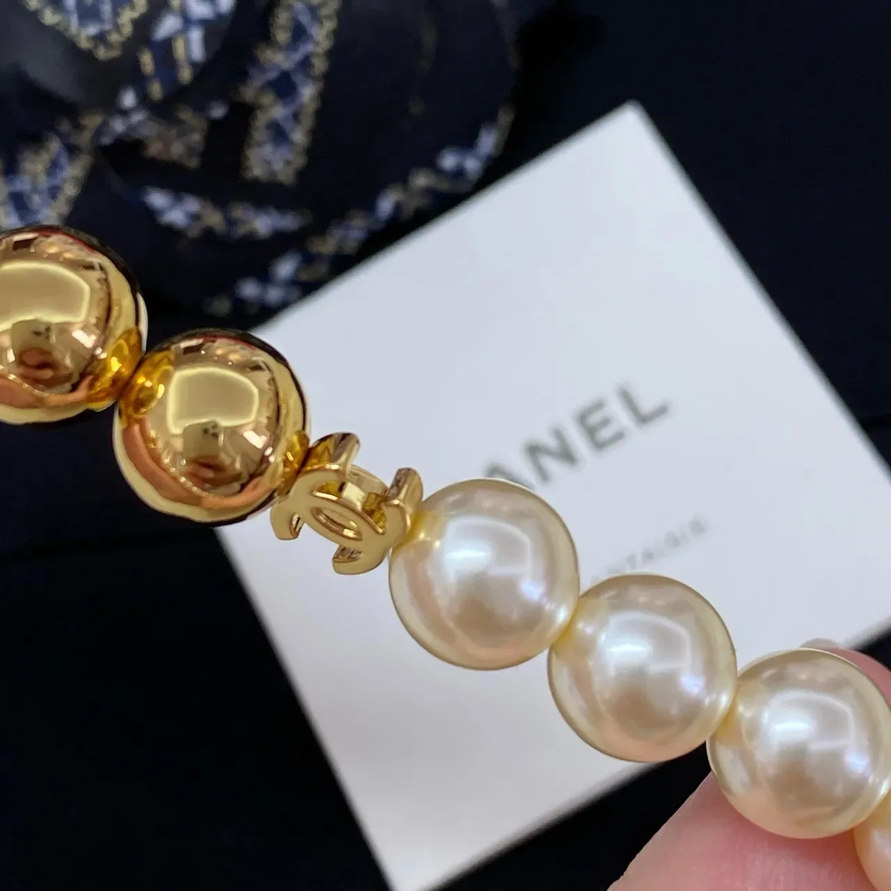 Chanel قلادة لؤلؤ وخرز ذهبي اللون 4