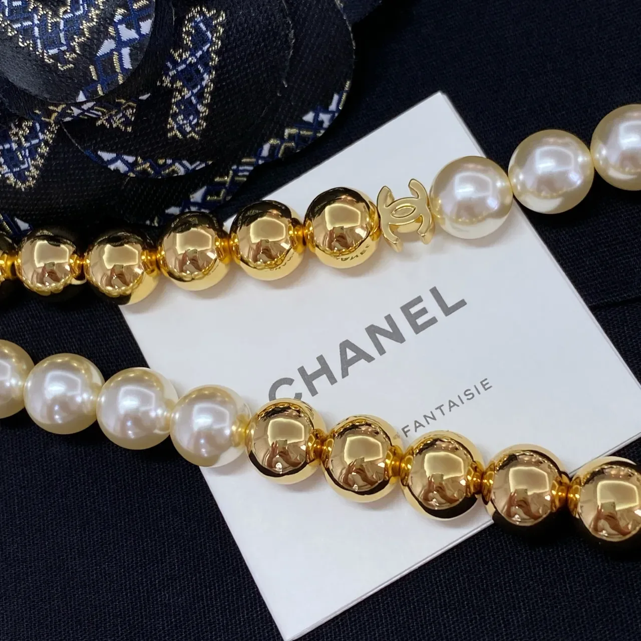 Chanel قلادة لؤلؤ وخرز ذهبي اللون 7