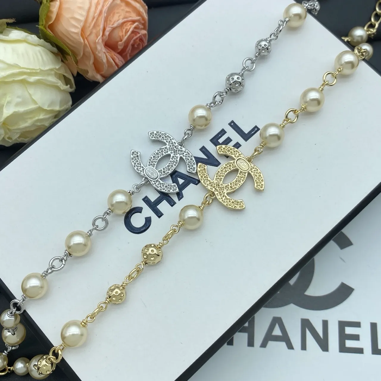 Colar Chanel Pérolas Bege Dourado Interlocking CC Logo Pingente Colar 2