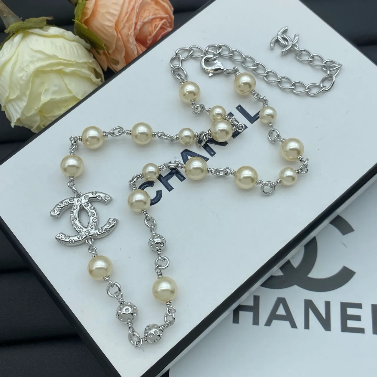 Colar Chanel Pérolas Bege Dourado Interlocking CC Logo Pingente Colar 3