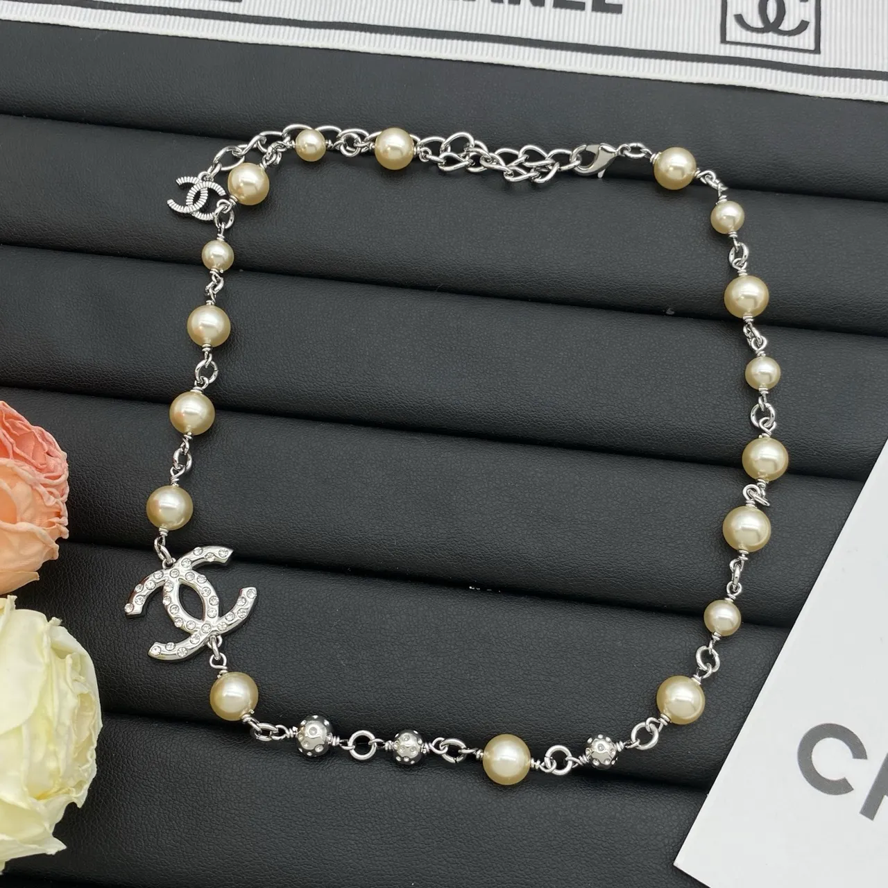 Colar Chanel Pérolas Bege Dourado Interlocking CC Logo Pingente Colar 4