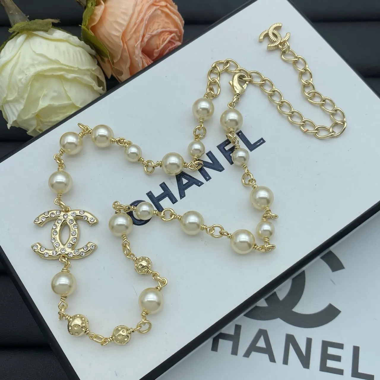 Colar Chanel Pérolas Bege Dourado Interlocking CC Logo Pingente Colar 5