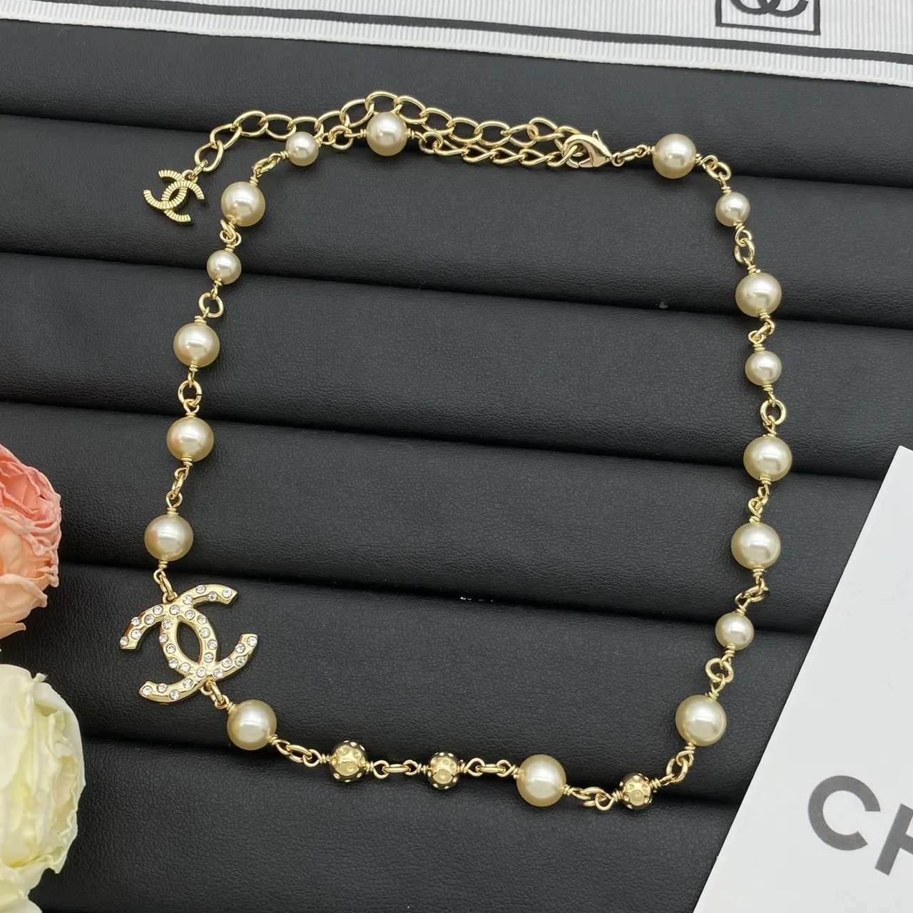 Colar Chanel Pérolas Bege Dourado Interlocking CC Logo Pingente Colar 6