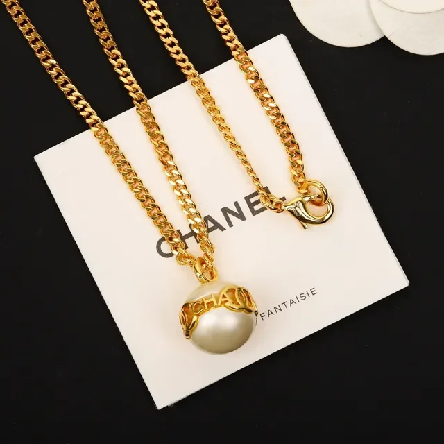 Chanel Pearl Necklace Gold Beige Curb-Link Chain Single Cultured Pendant Necklace 3
