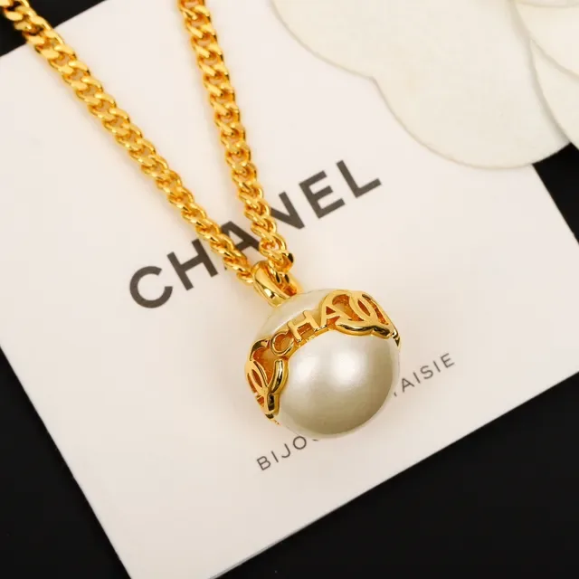 Chanel Pearl Necklace Gold Beige Curb-Link Chain Single Cultured Pendant Necklace 4