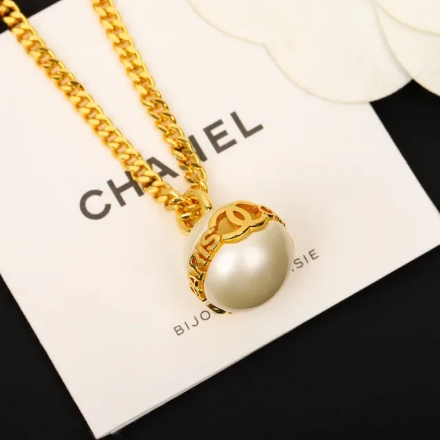 Chanel Pearl Necklace Gold Beige Curb-Link Chain Single Cultured Pendant Necklace 5