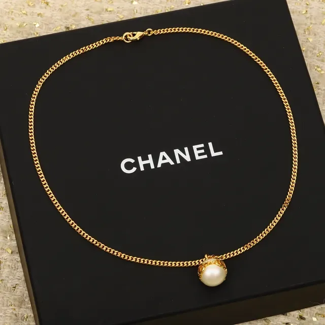 Chanel Pearl Necklace Gold Beige Curb-Link Chain Single Cultured Pendant Necklace 6