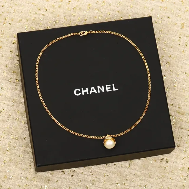 Chanel Pearl Necklace Gold Beige Curb-Link Chain Single Cultured Pendant Necklace 7