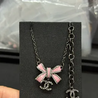 Chanel قلادة وردية فضية إيمليه قوس محاطة بحواف كريستال
