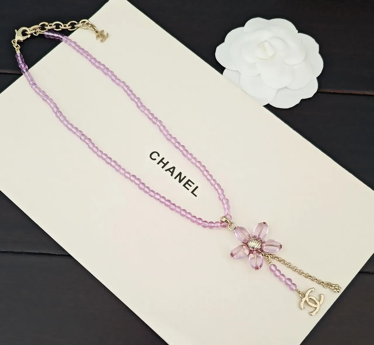 Colar Chanel Pingente Floral Cristais Lavanda Translúcidos Roxo e Dourado 3