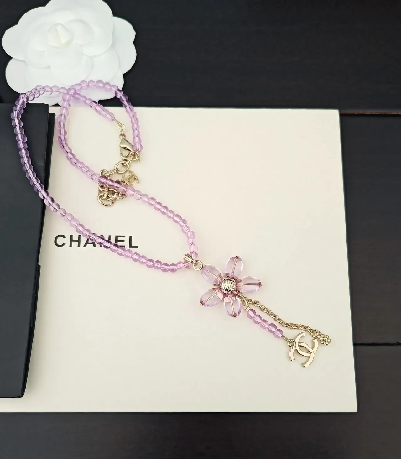 Colar Chanel Pingente Floral Cristais Lavanda Translúcidos Roxo e Dourado 4