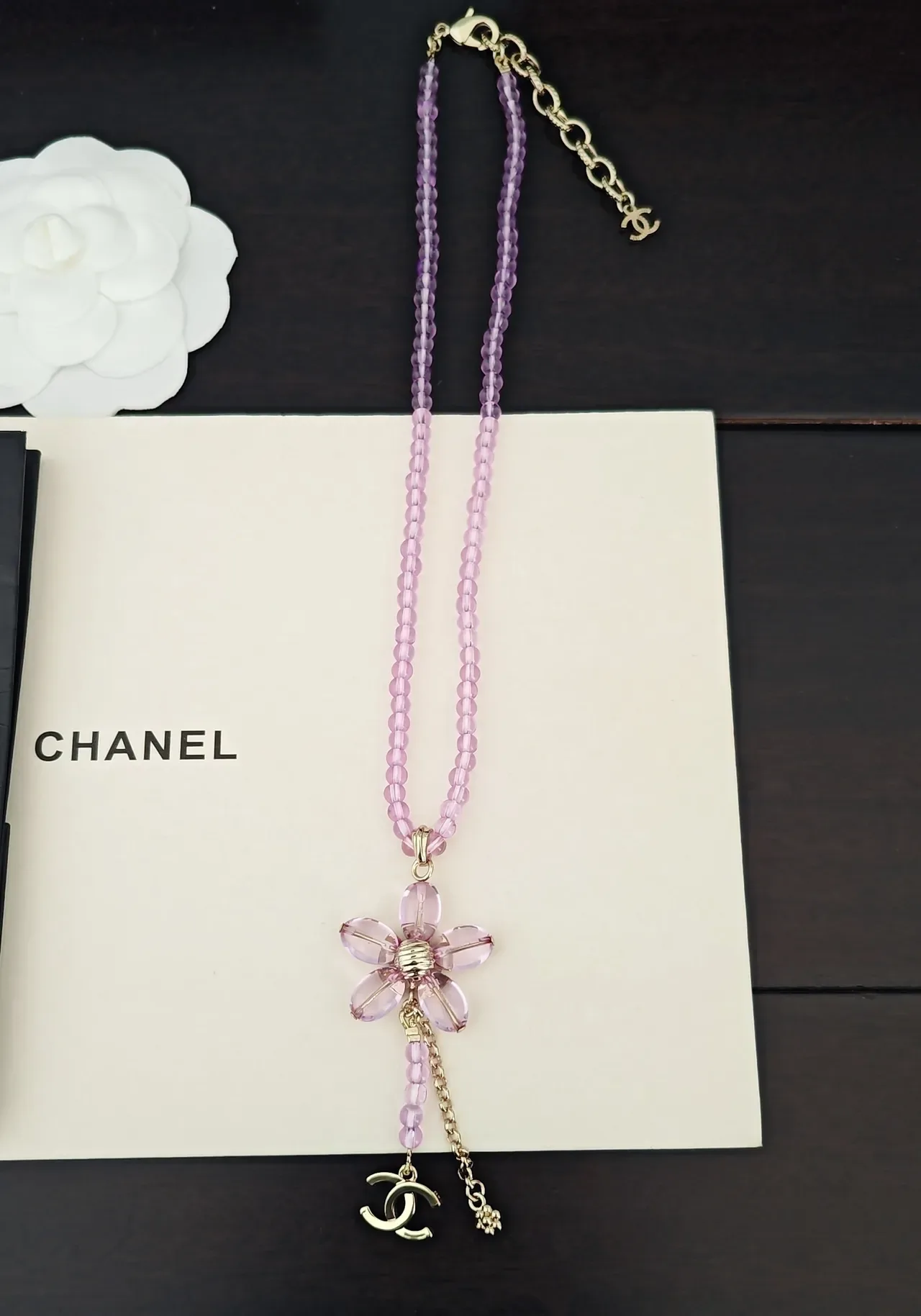 Colar Chanel Pingente Floral Cristais Lavanda Translúcidos Roxo e Dourado 5